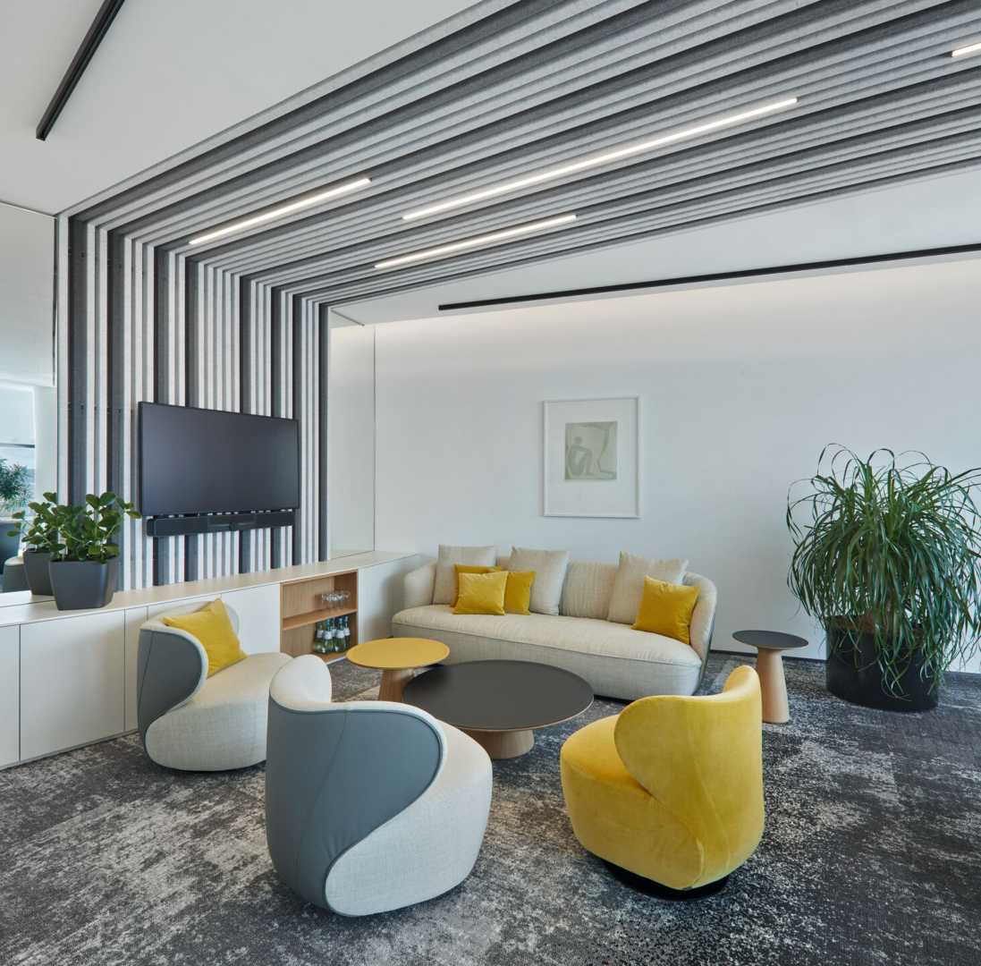 HUK Coburg, Duitsland HeartFelt® Linear Wall in combinatie met plafondsysteem Presentatieruimte met een bank en stoelen