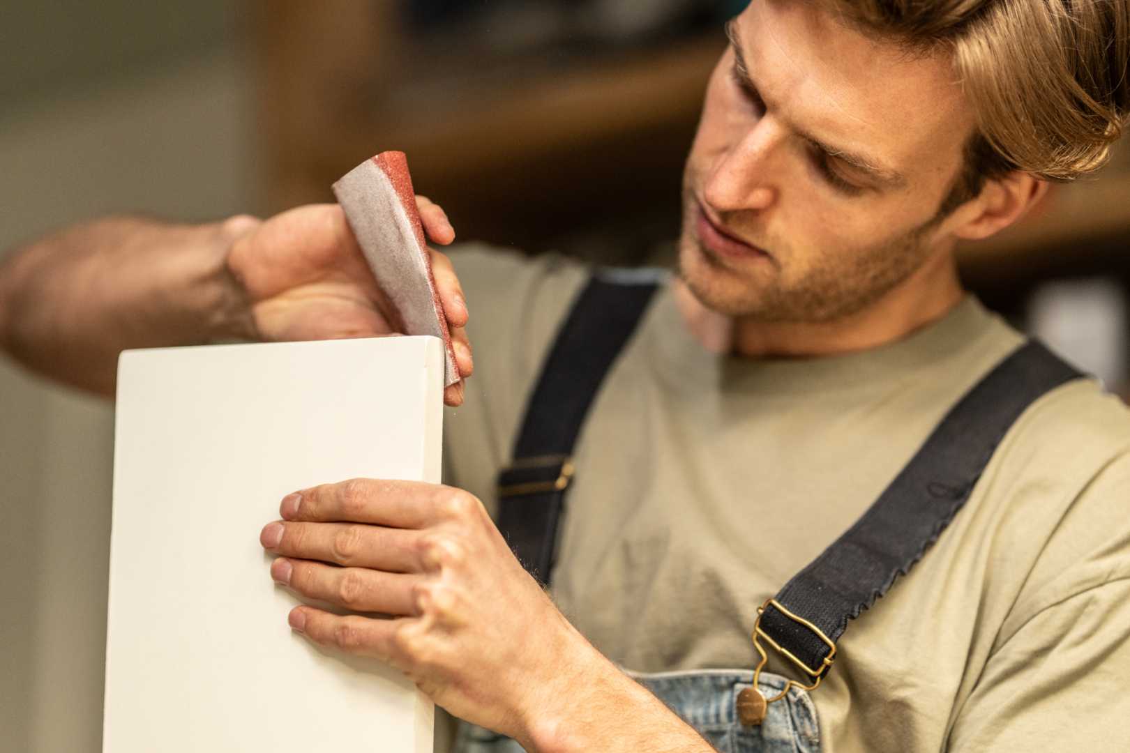 Unipanel schuren Man schuurt een kunststofplank