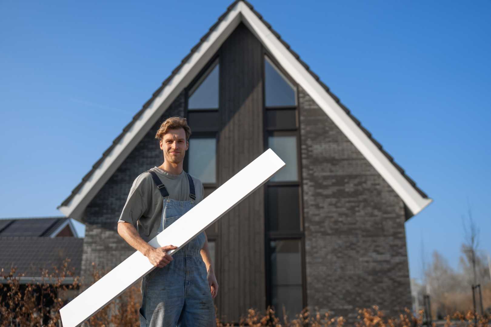 Unipanel: veelzijdig en bewerkbaar als hout Man met een kunststofplank