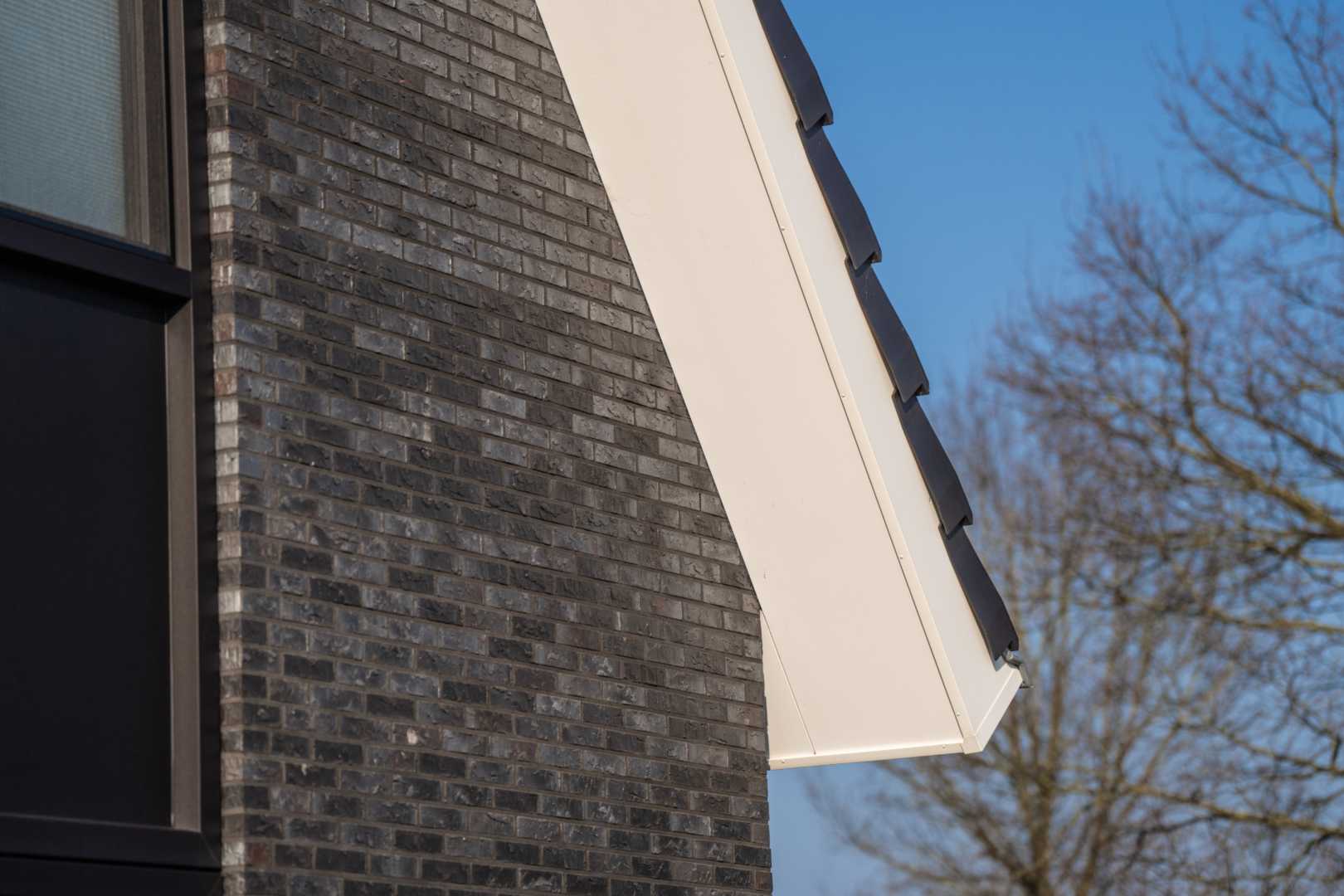 Detail van een dak afgewerkt met Unipanel Detail van een dak afgewerkt met kunststof