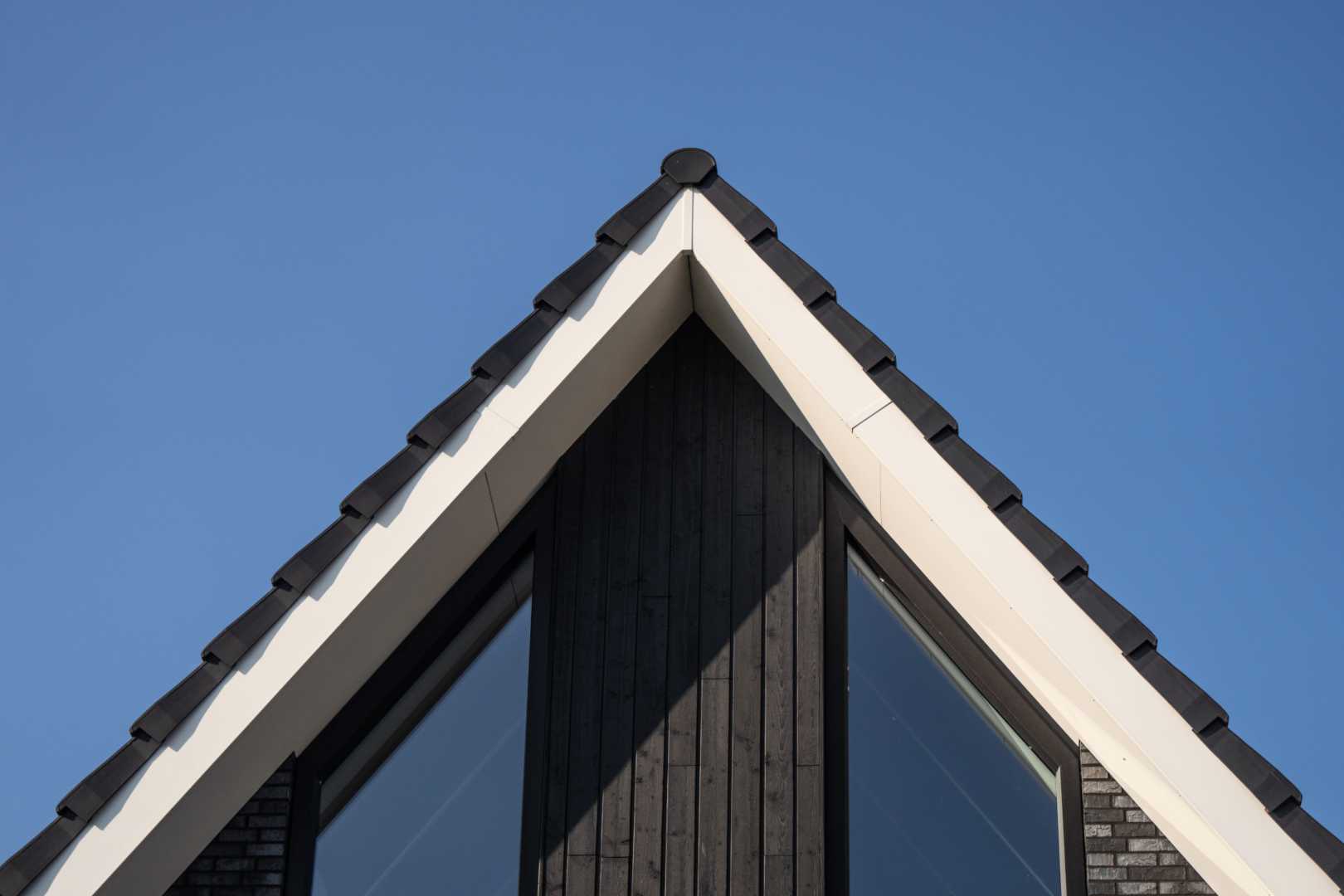 Dakrand met Unipanel Dak met witte rand en zwarte pannen