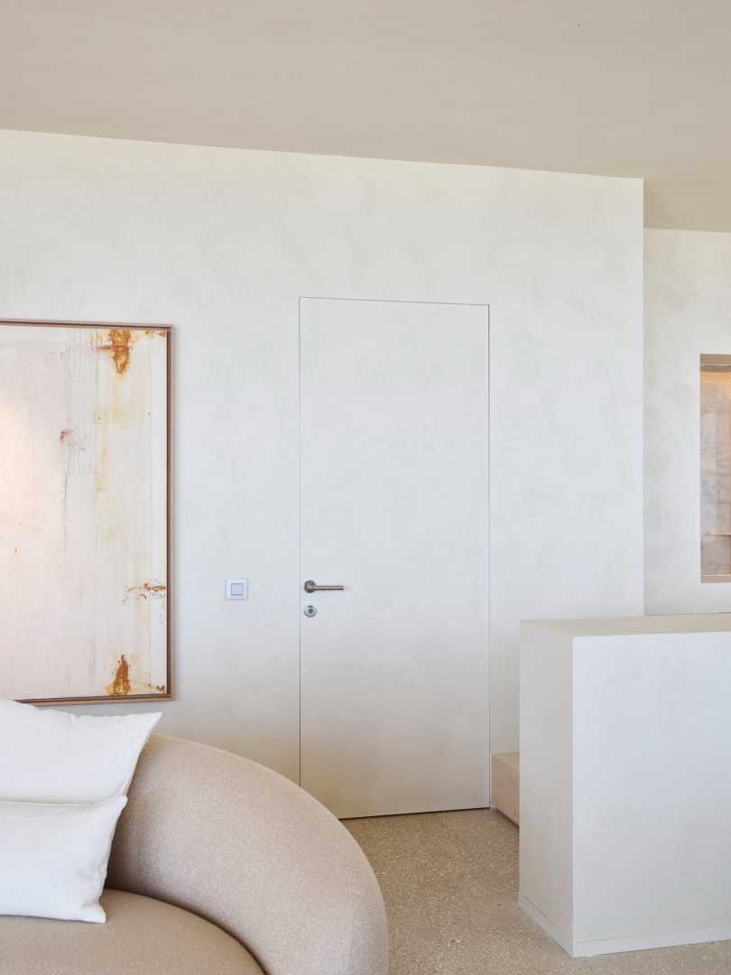 ARLU SILT - Invisidoor 2.0 naar badkamer Hotelkamer met bank en schilderij