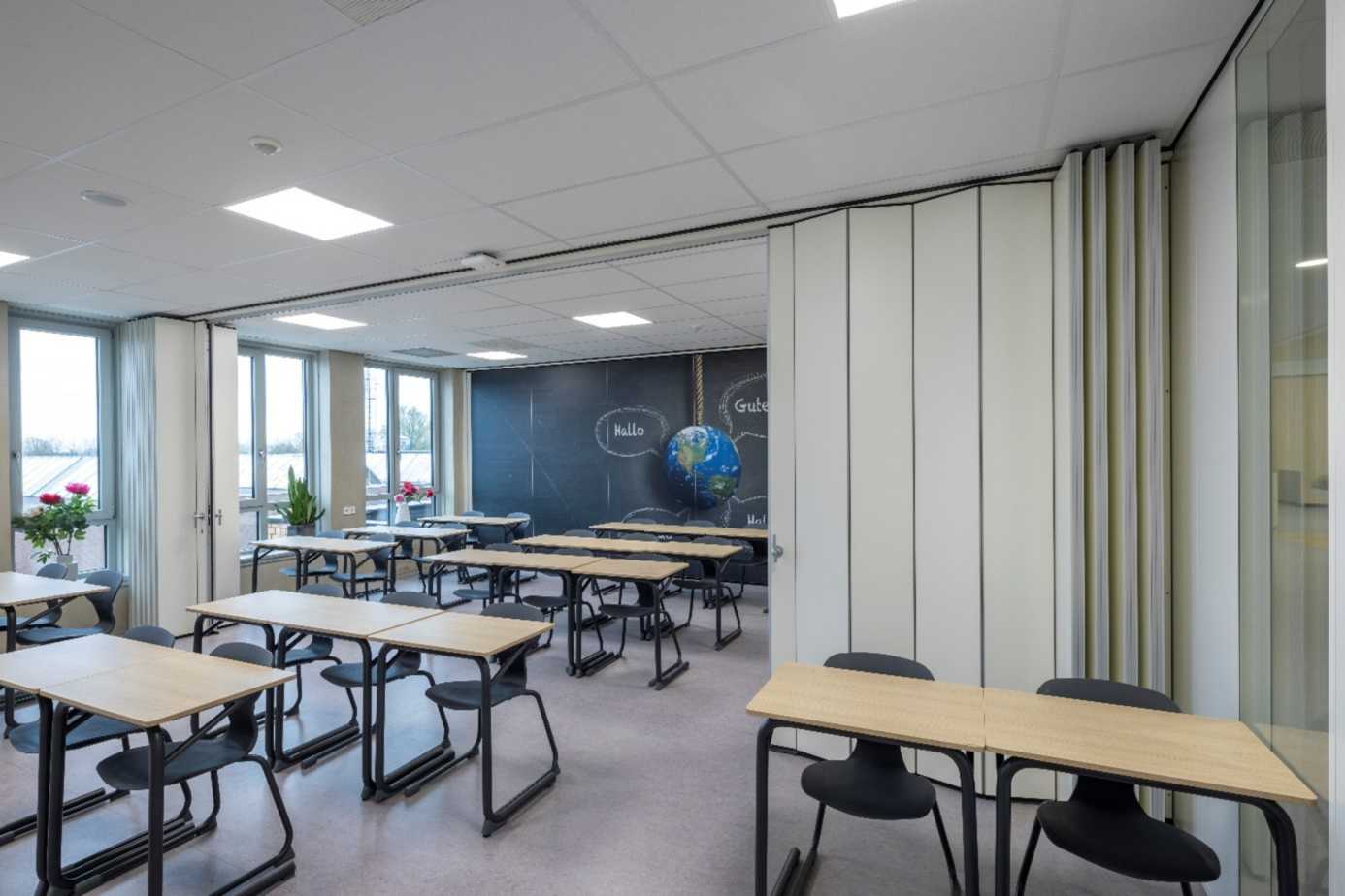 Breedveld F600 in naaldvilt Scheidingswand in klaslokaal