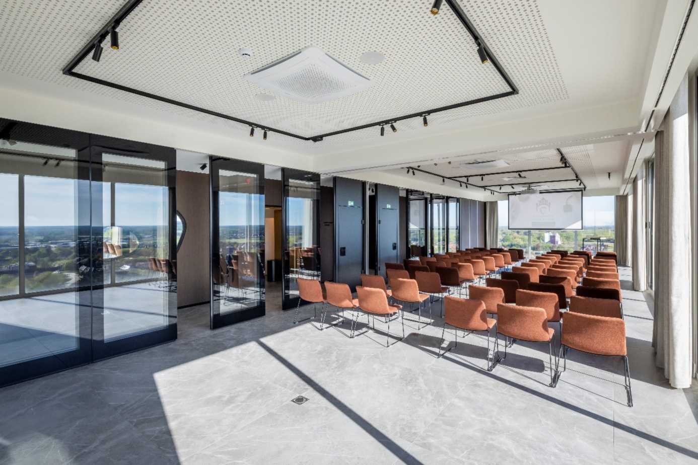 Glaspaneel en vier paneelwanden Presentatieruimte met glazen wanden