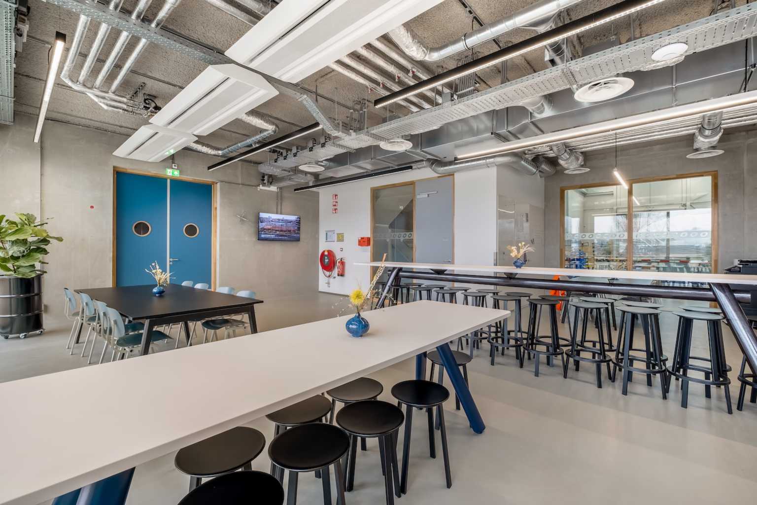 Sonaspray® ECO aan in een dikte van 25 mm Gemeenschappelijke ruimte met blauwe deur