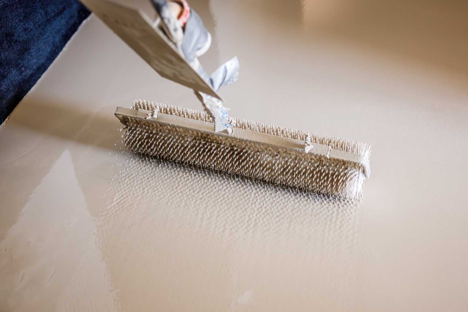 Verpompen van Eurocol 926 bij project COA in Amsterdam Lijmroller verspreid lijm