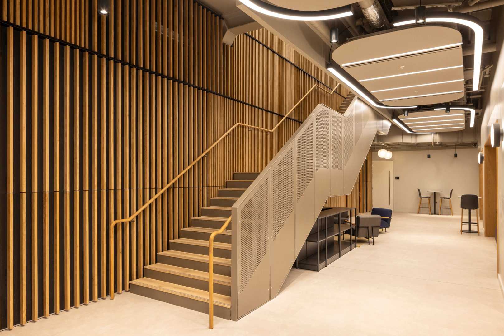 Het Derako® houten wandsysteem bij 265 The Strand in Londen, Verenigd Koninkrijk Houten wand met trap