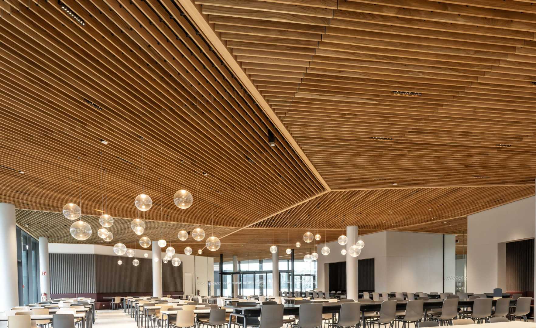 Het Derako® houten plafondsysteem bij Die Continentale in Dortmund, Duitsland Houtenpplafond met bollampen