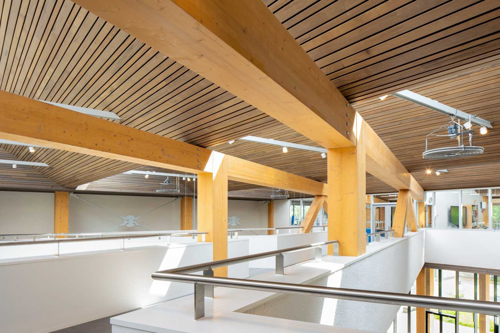 Het Derako® houten plafondsysteem bij het Koning Willem II College in Tilburg Houtenplafond met balken