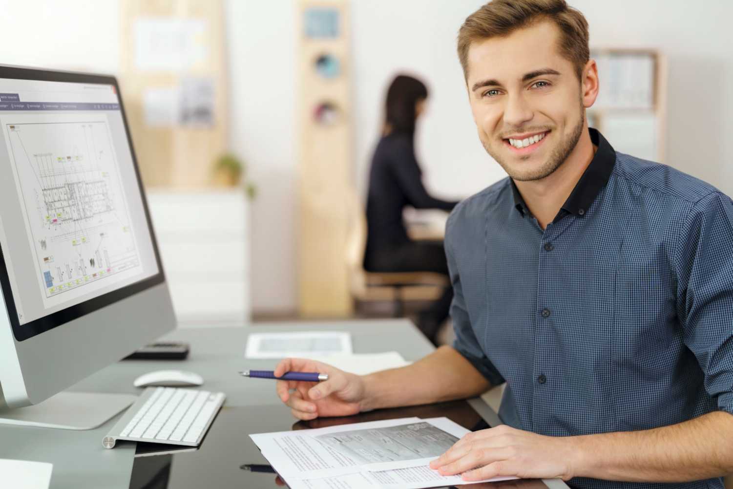 EntriWorX manager aan het werk Werknemer achter een Imac