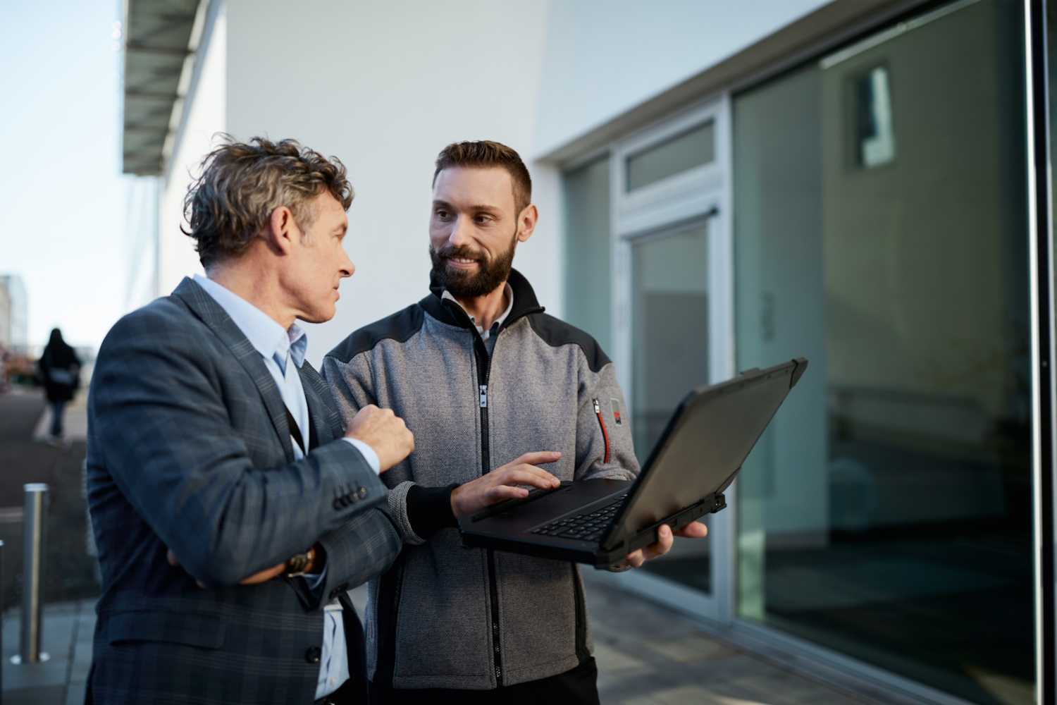 Servicemonteur stelt toegangscontrole in Servicemonteur met laptop