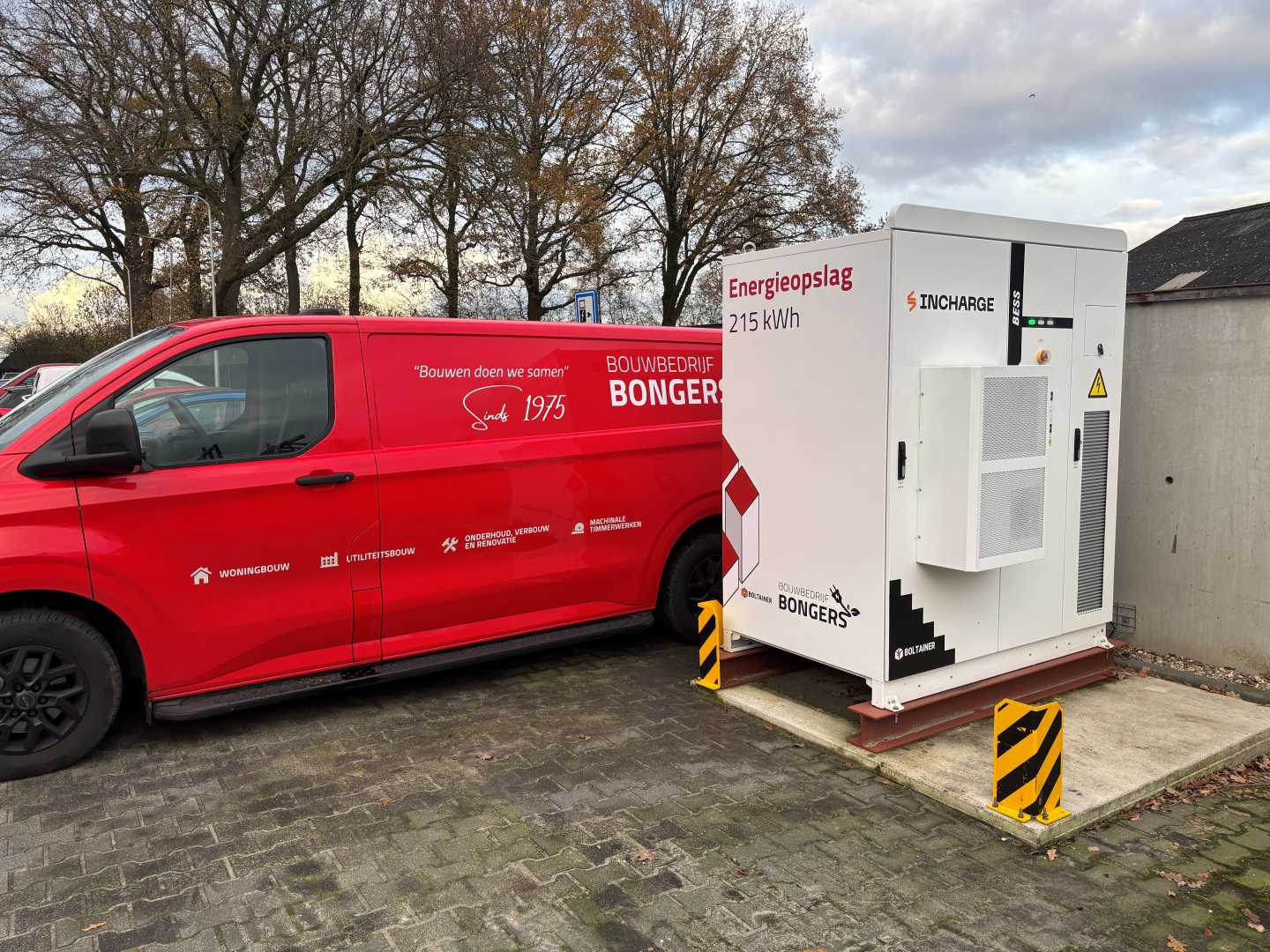 Slimme batterijopslag zorgt voor doorbraak in rendabel zonne-energiegebruik bij Aannemingsbedrijf Bongers rood bestelbusje naar batterijopslagsysteem