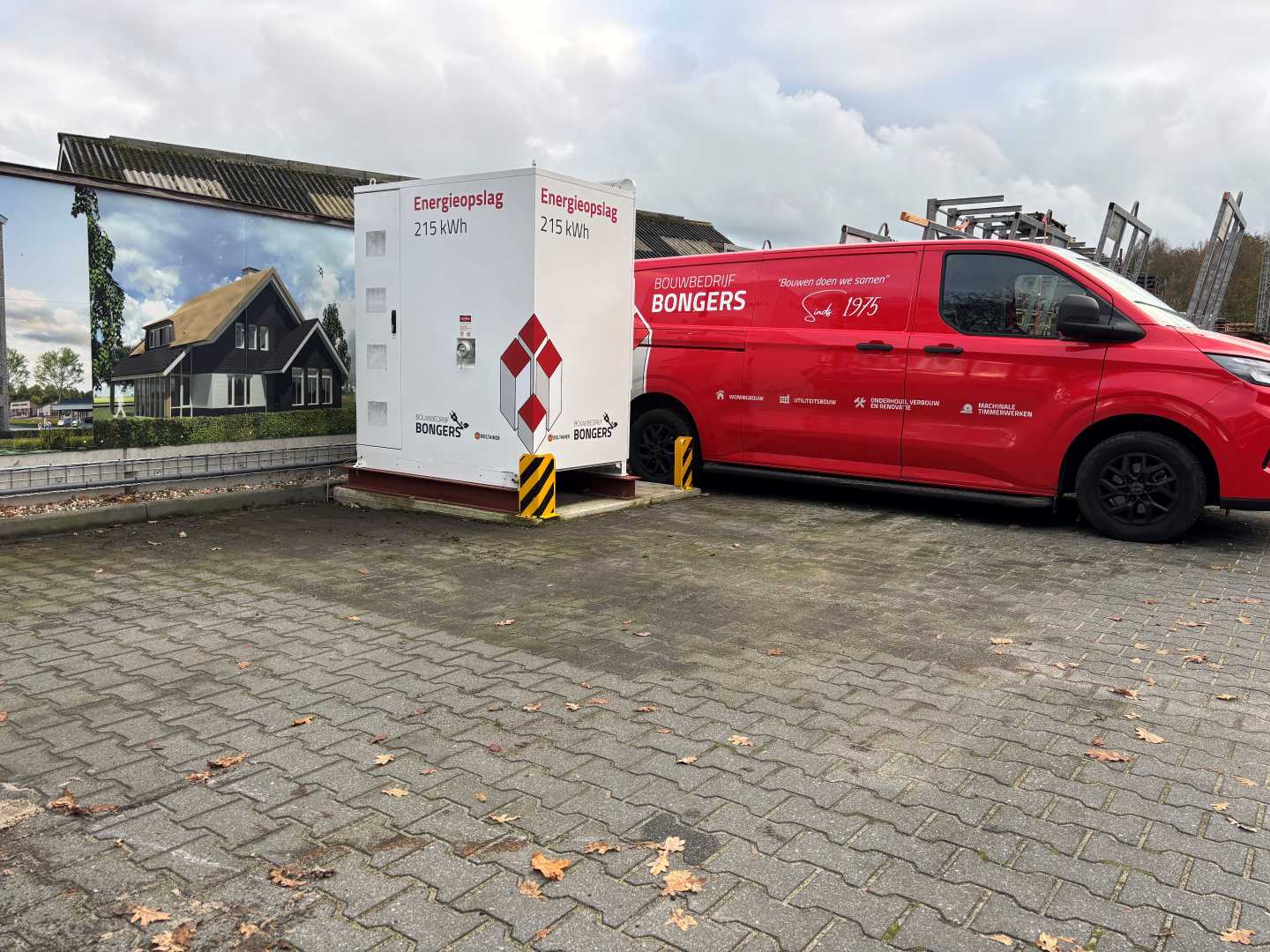 Slimme batterijopslag zorgt voor doorbraak in rendabel zonne-energiegebruik bij Aannemingsbedrijf Bongers rood bestelbusje naar batterijopslagsysteem