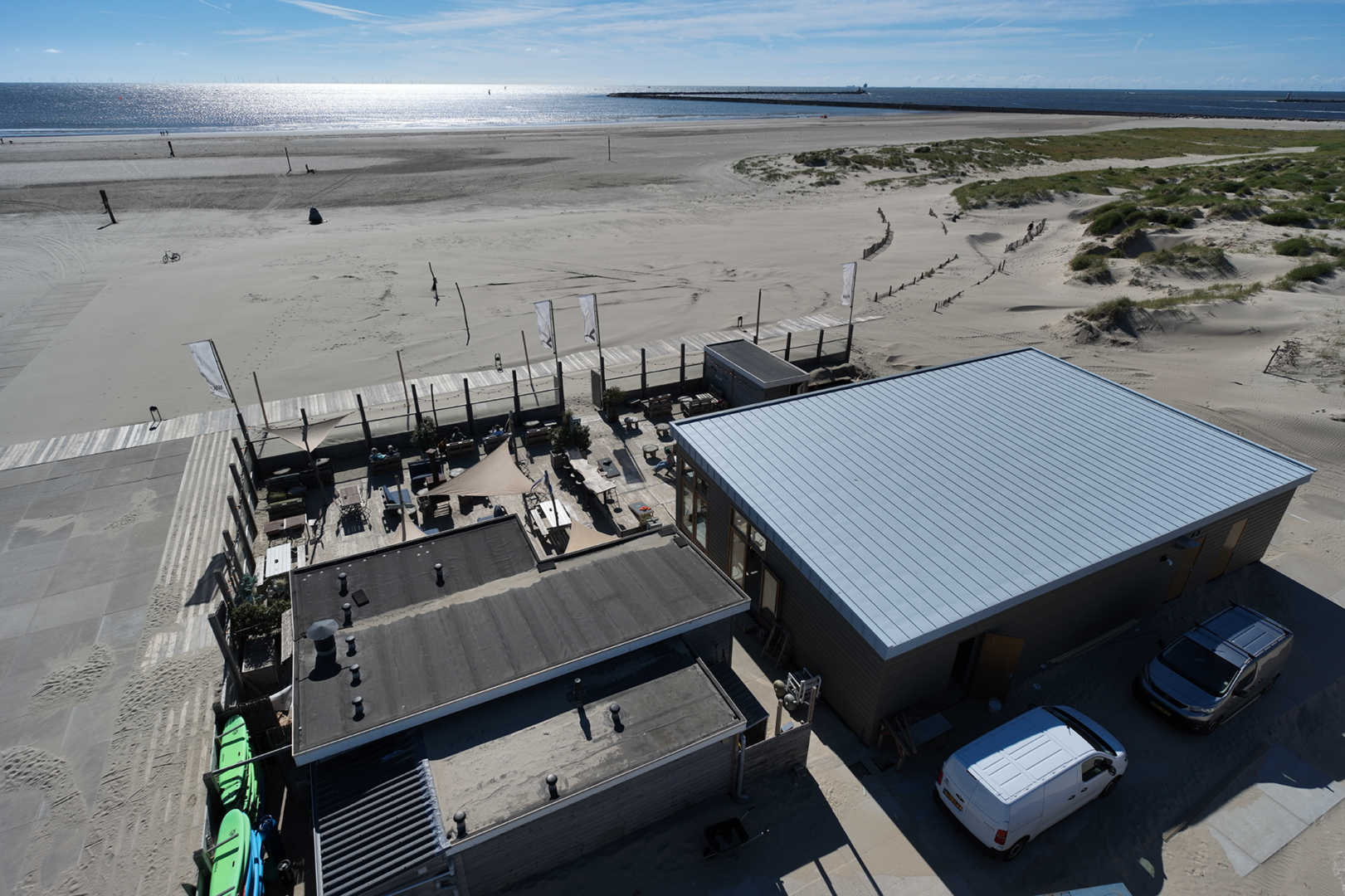 Makai Beachclub Ijmuiden, Nederland RHEINZINK PRISMO brushed white+ beachclub met zinken dak