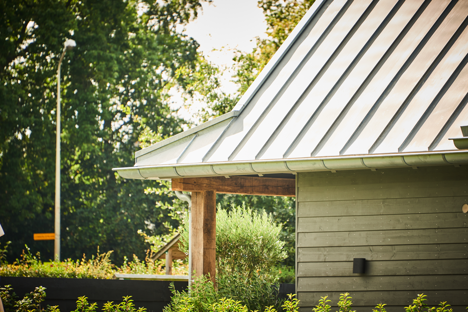 Villa, Aerdenhout RHEINZINK CLASSIC walsblank zinken dak met dakgoot