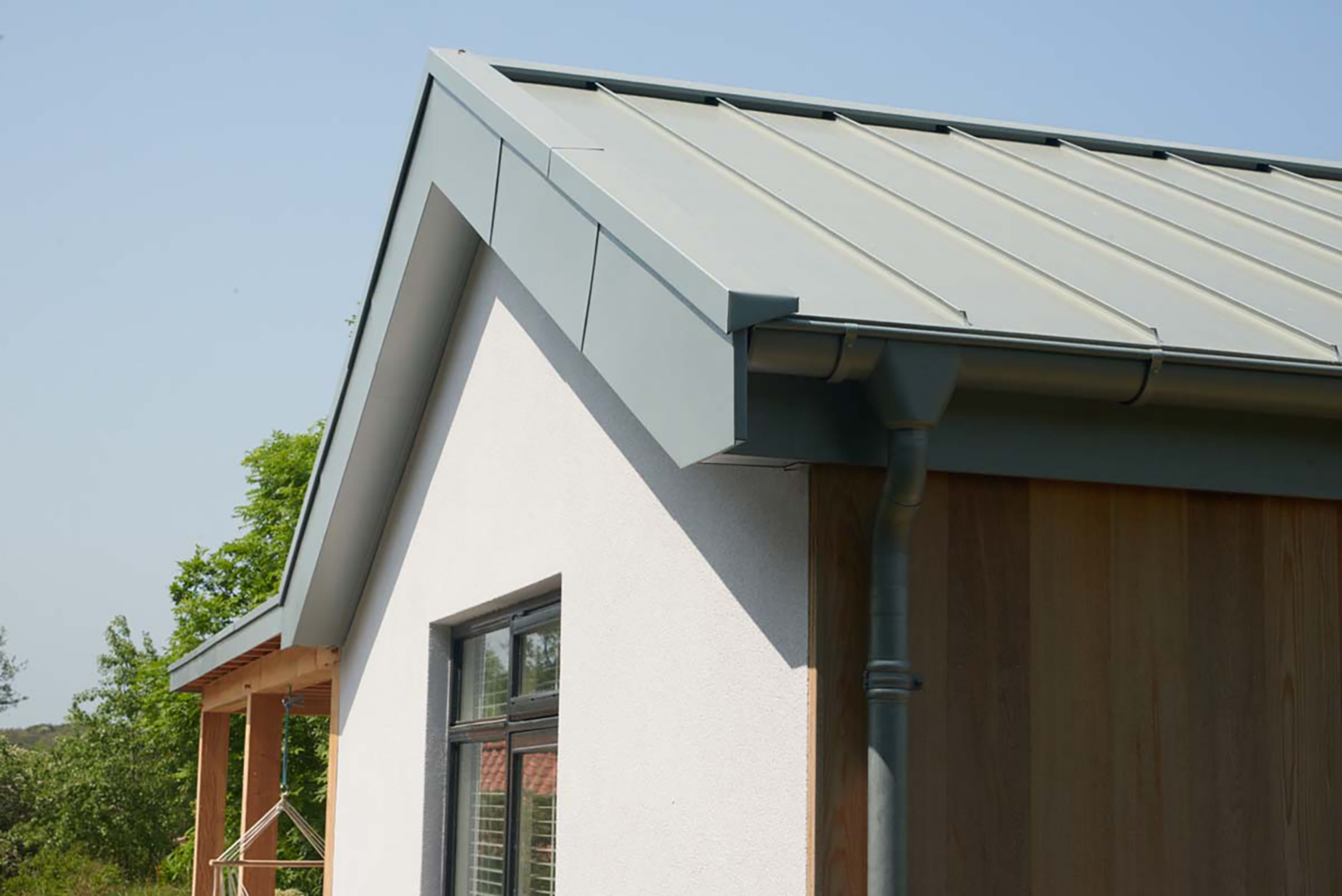 Vakantiewoning Ouddorp, Nederland - RHEINZINK prePATINA ECO ZINC blue-grey detail huis met zinken dak