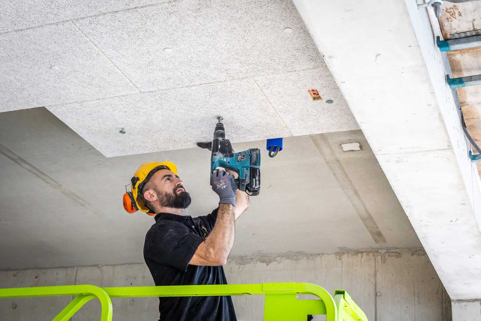 Heraklith installatie plafondplaat wordt bevestigd