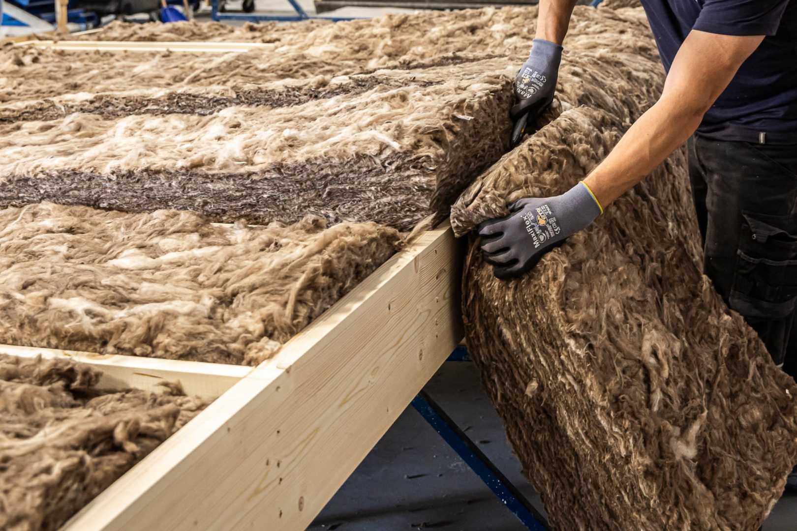 Naturroll in prefab Isolatiemateriaal wordt gesneden