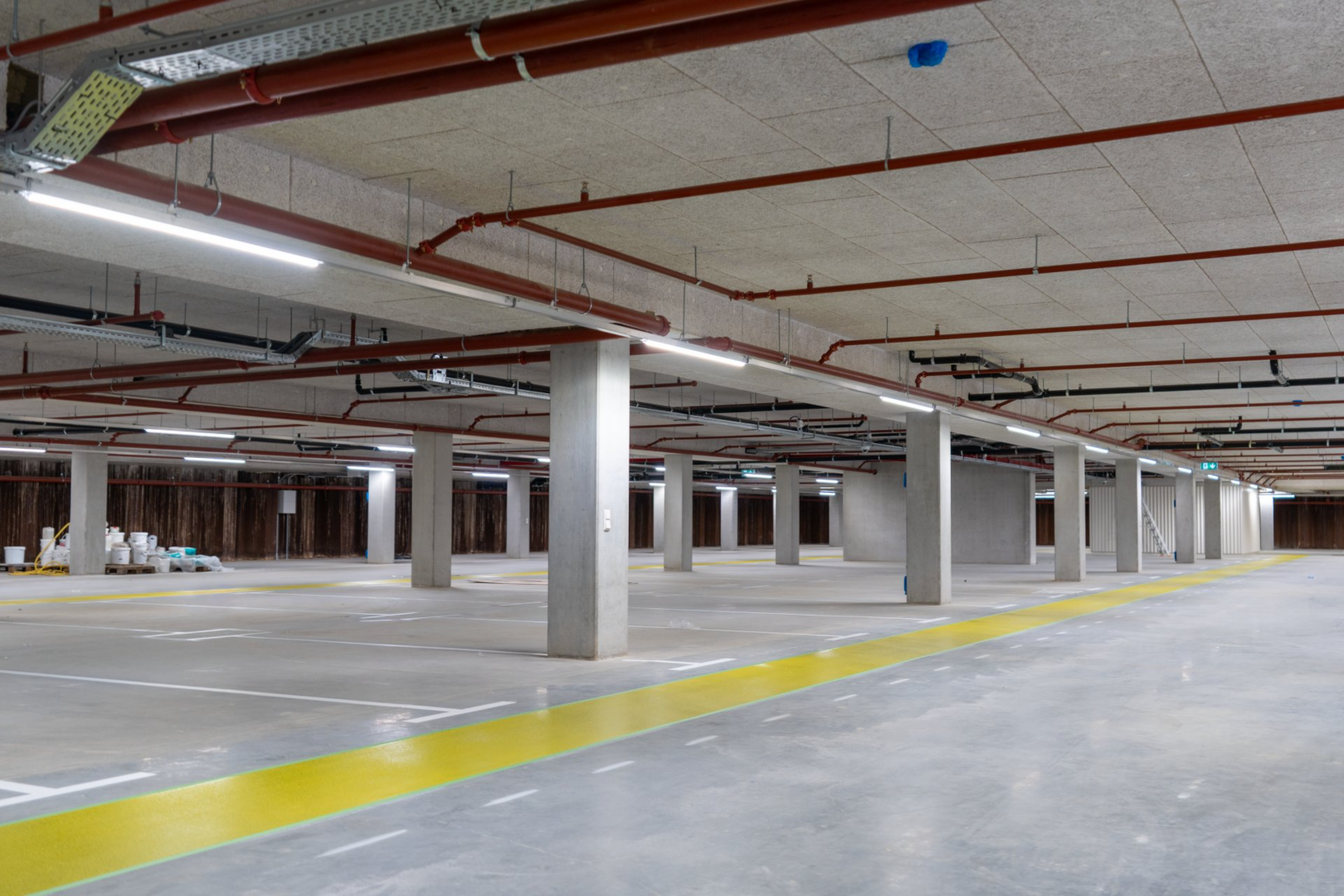 Heraklith in een parkeergarage lege parkeergarage