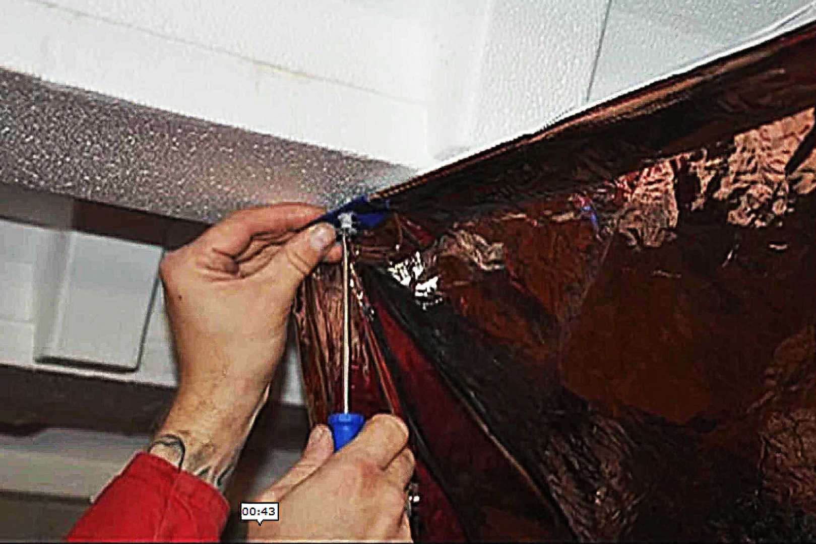 Isoleren met wokkelschroeven Folie wordt aan polystyreen geschroeft