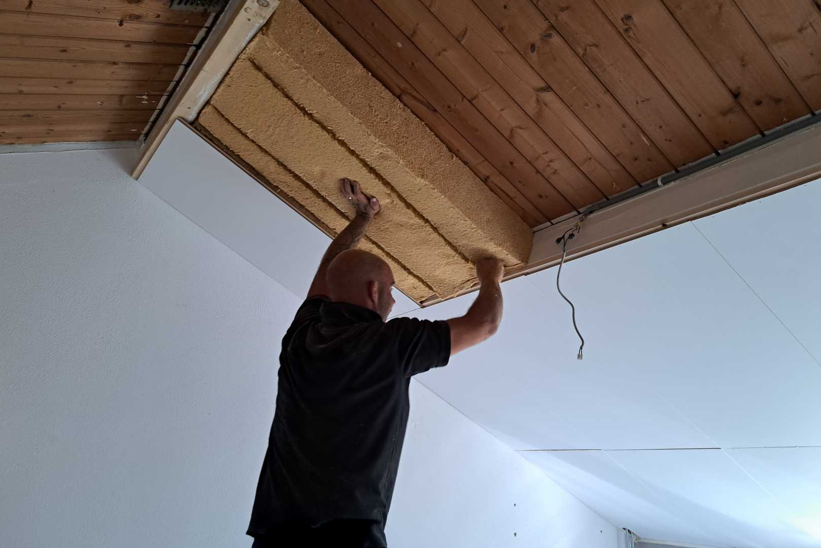 Unidek Reno Fast Biobased - verwerking Bouwvakker plaatst dakisolatie