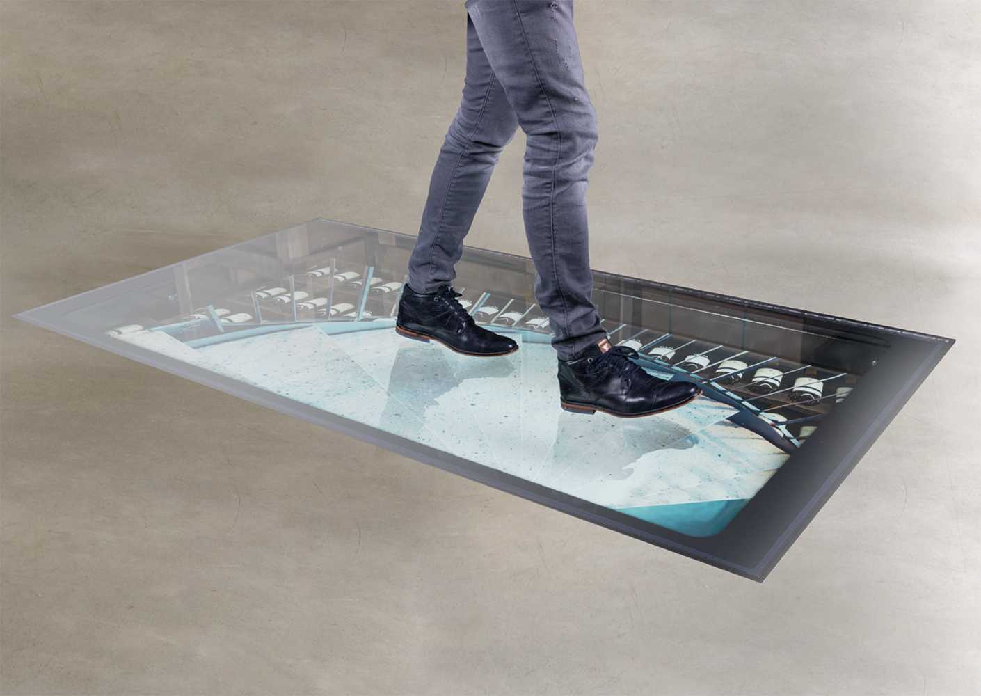 Gorter glazen vloerluik persoon loopt over glazen vloerluik