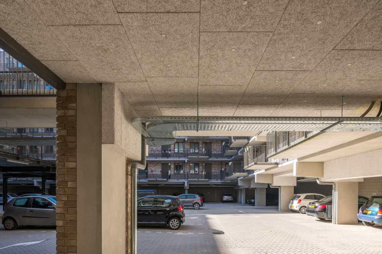 Voorbeeld van de toepassing van Heraklith houtwolcementpanelen in een parkeergarage Brandvertragend plafond in parkeergarage