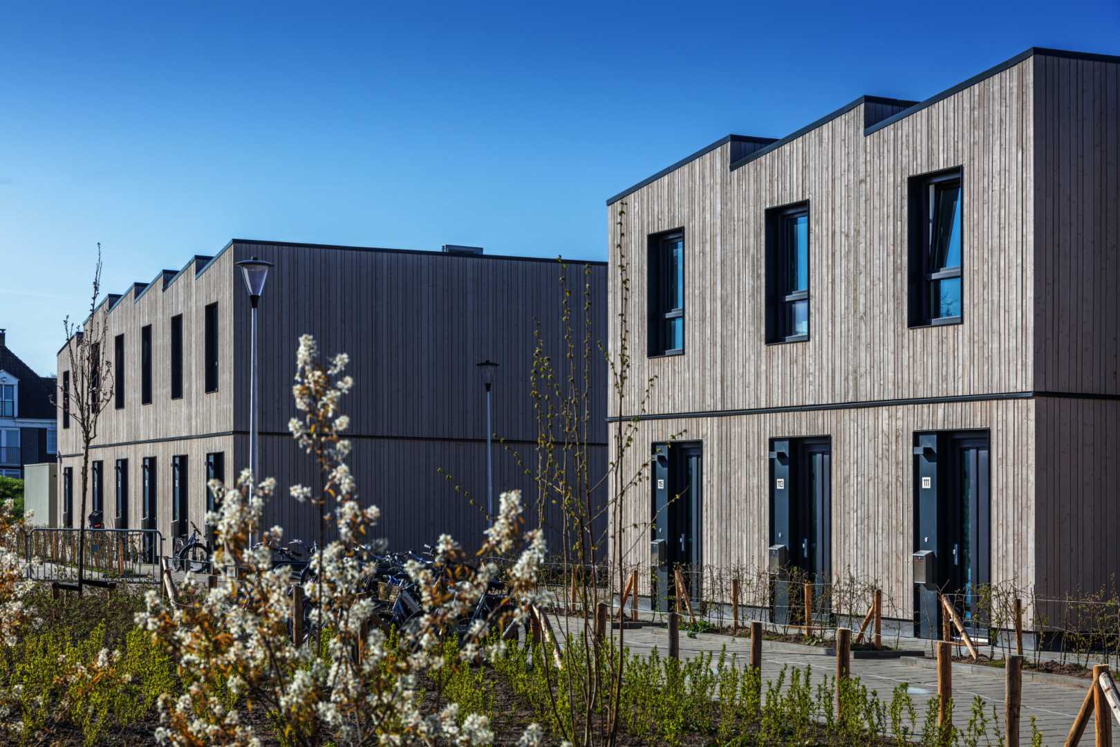 Middelharnis Sommelsehavendijk Houten gevels aan een plantsoen