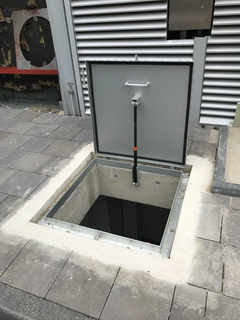 Vloerluik OP met hangslot voorbereiding open Vloerluik met hangslot voorbereiding open