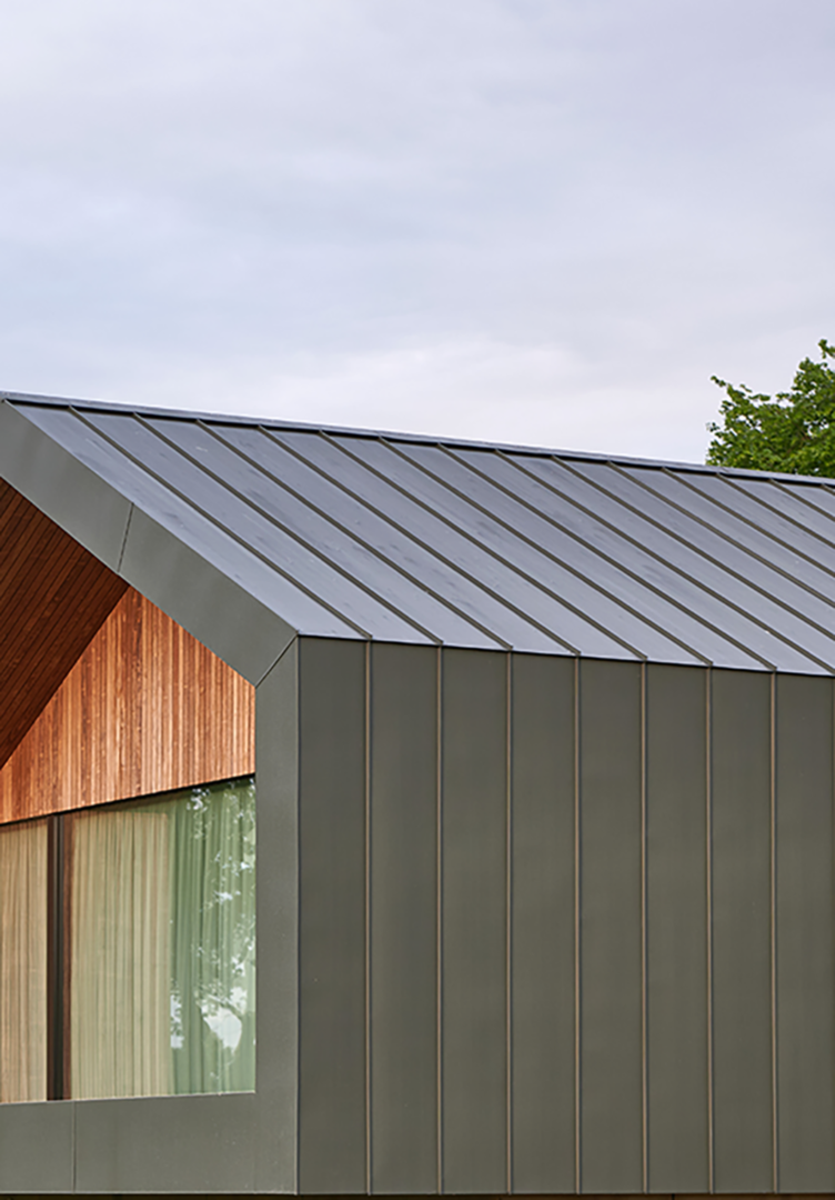 11.Schuurwoning Glimmen Nederland - RHEINZINK prePATINA ECO ZINC graphite-grey - Architectuurstudio SKA detail Schuur met zinken gevel