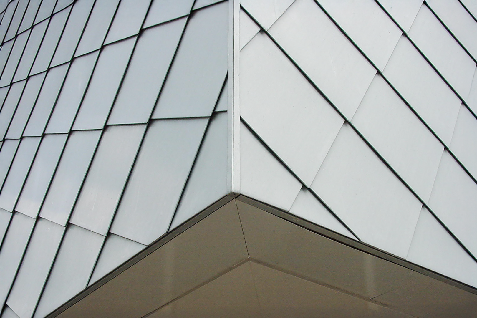 3.Supermarkt AH -XL, Alkmaar, Nederland - RHEINZINK prePATINA ECO ZINC blue-grey detail Albert Heijn gebouw met zinken gevel