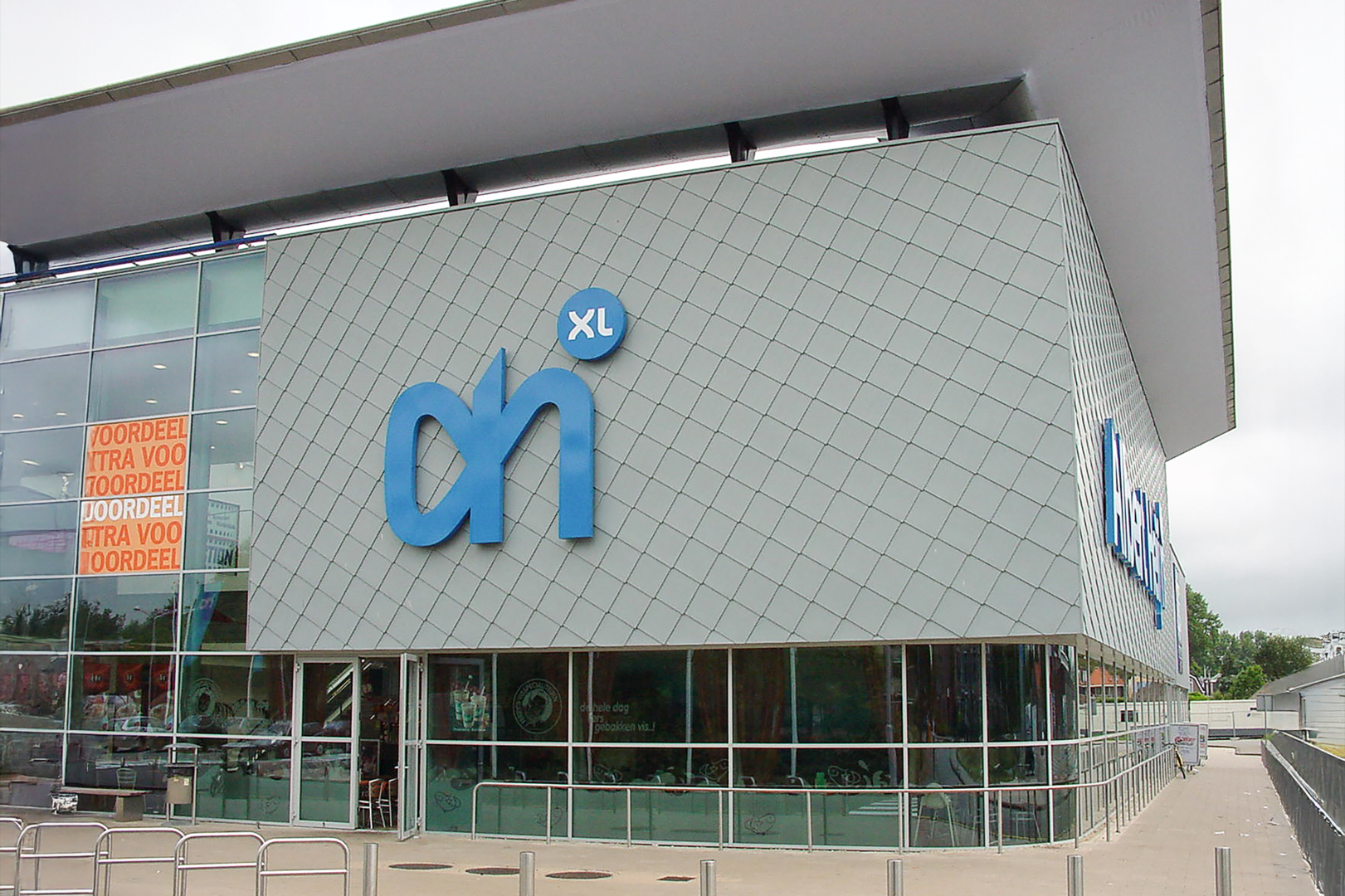 4.Supermarkt AH XL, Alkmaar, Nederland - RHEINZINK prePATINA ECO ZINC blue-grey Albert Heijn gebouw met zinken gevel