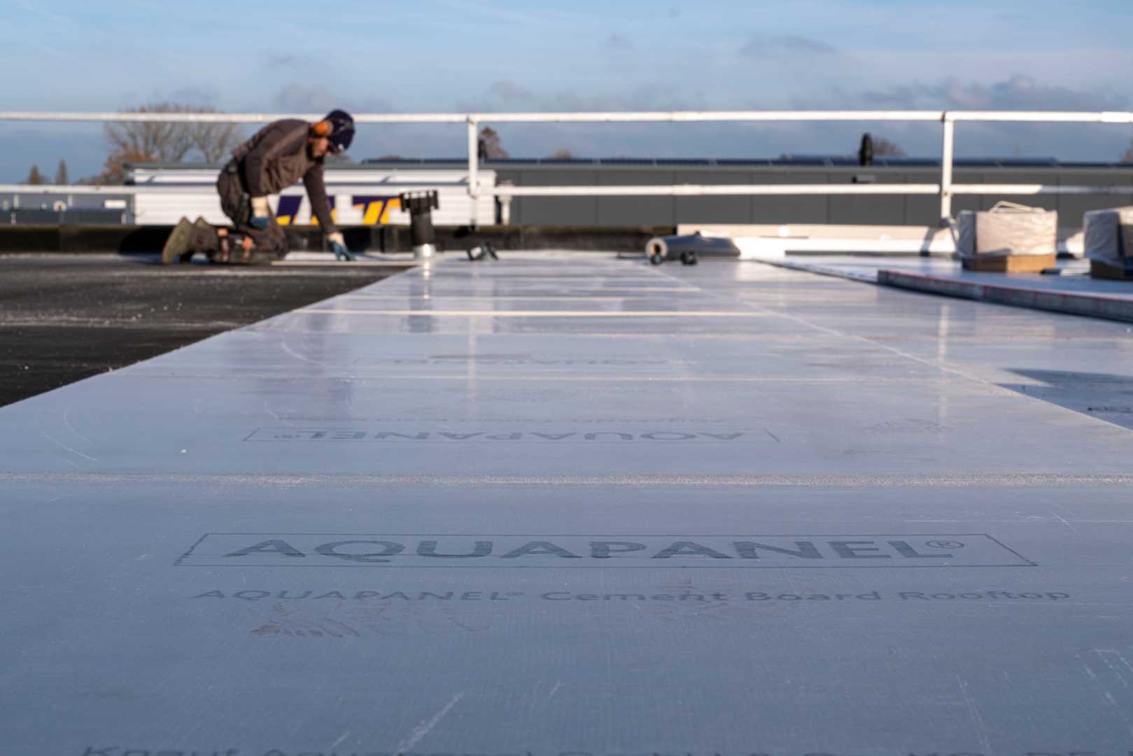 AQUAPANEL® wordt aangebracht Dakplaten worden aangebracht