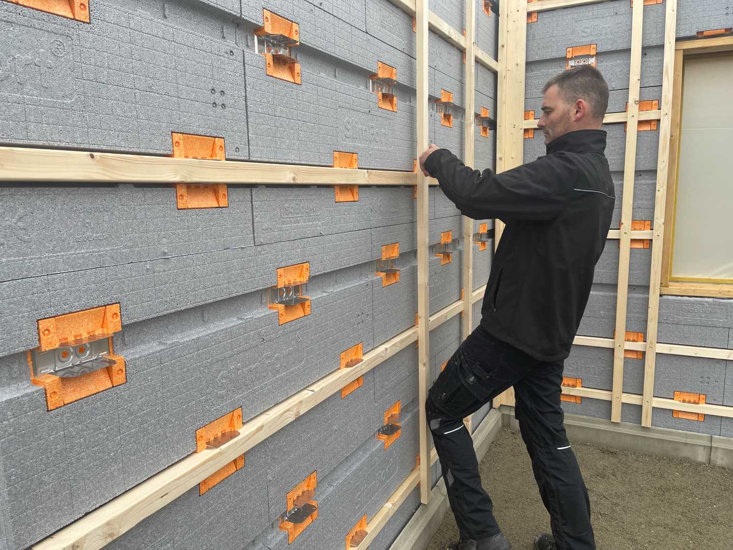 Latten stramien wordt aangebracht latten stramien wordt aangebracht