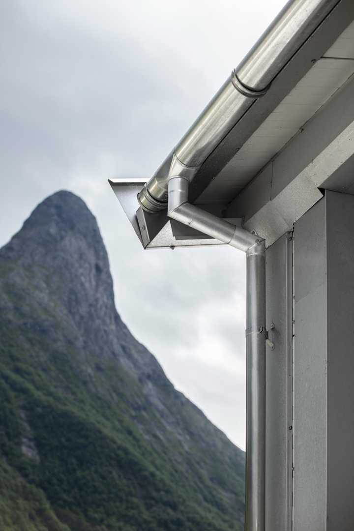 Grøvik dakgoot met berg op de achtergrond Grovik dakgoot met berg op de achtergrond