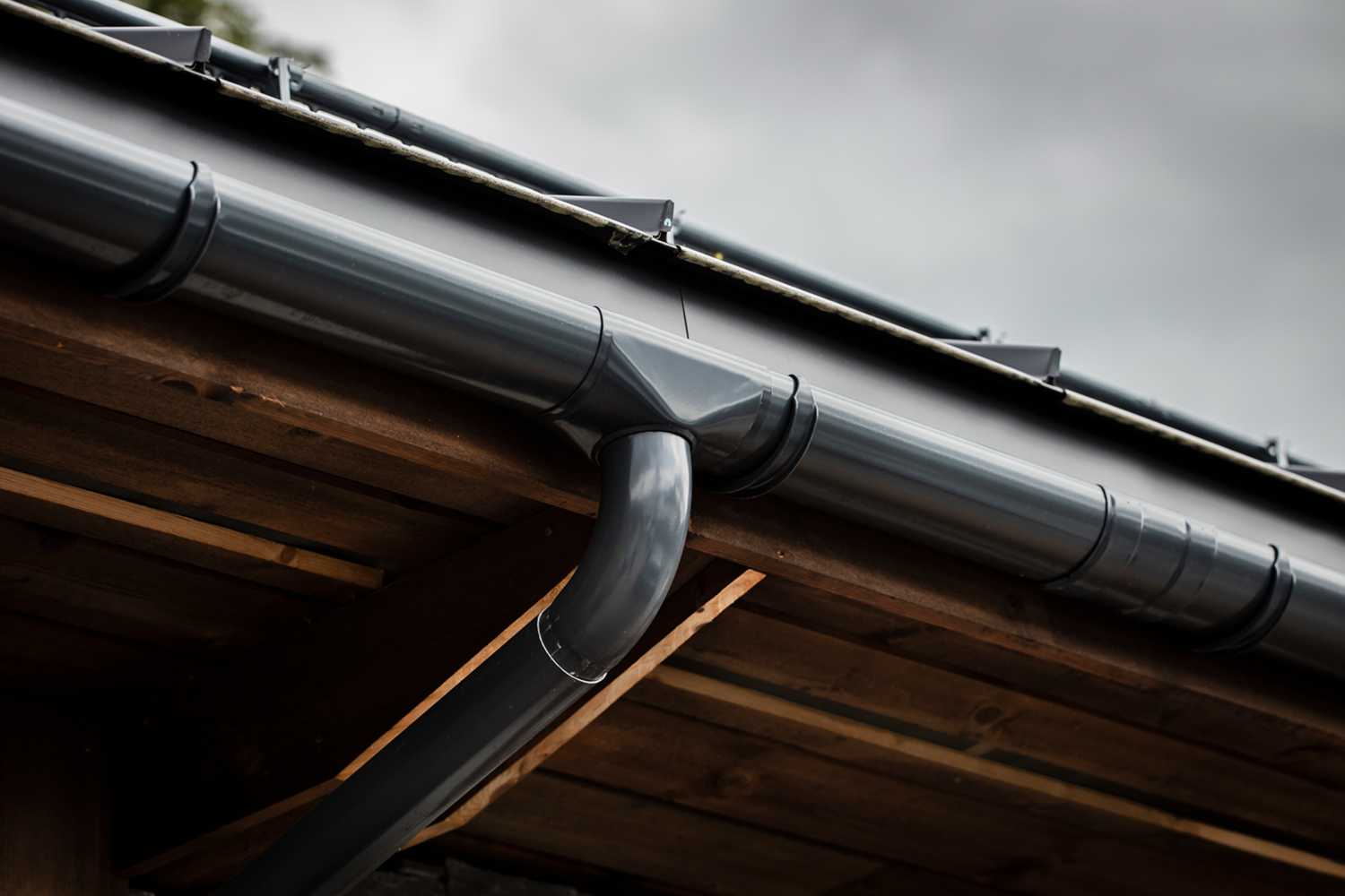 Grøvik dakgoot aan houten dak Grovik dakgoot aan houten dak