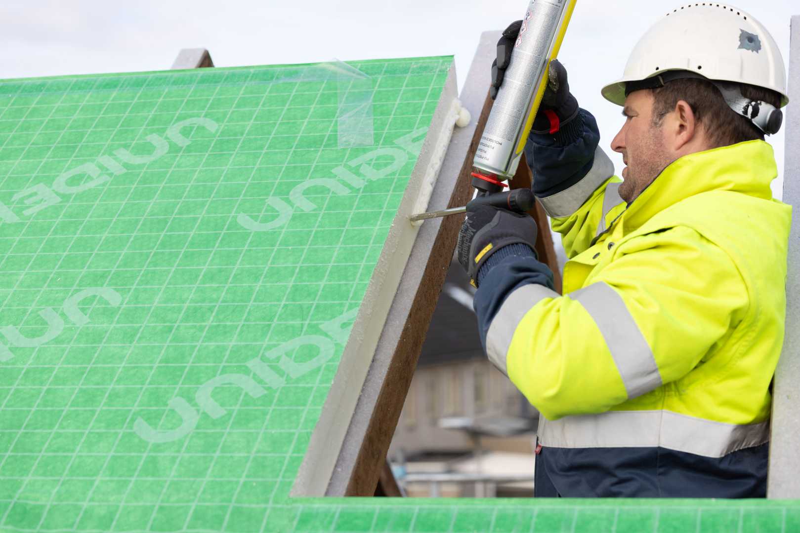 Unidek Sporen PIR wordt vast gekit Bouwvakker met kitspuit