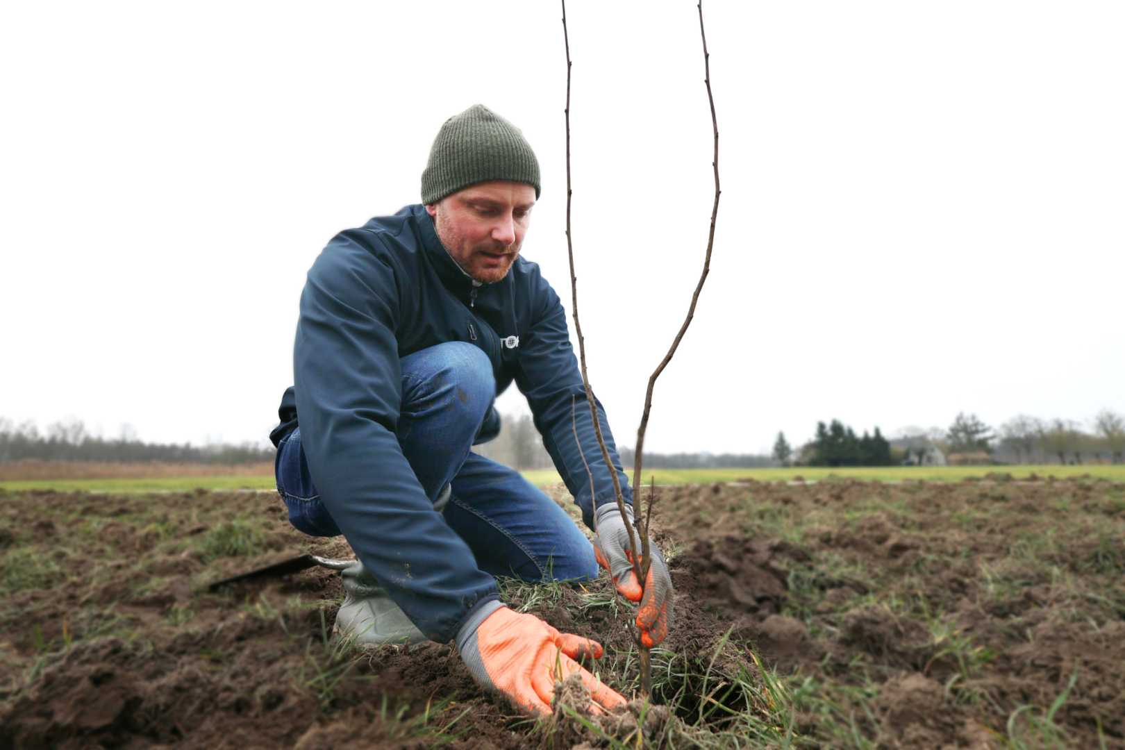 Mike Straks van Storax plant de eerste van vele bomen Man plant boom