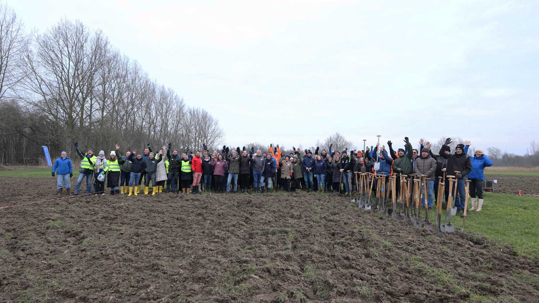 Groepsfoto Trees for All boomplantdag Groepsfoto in een weiland
