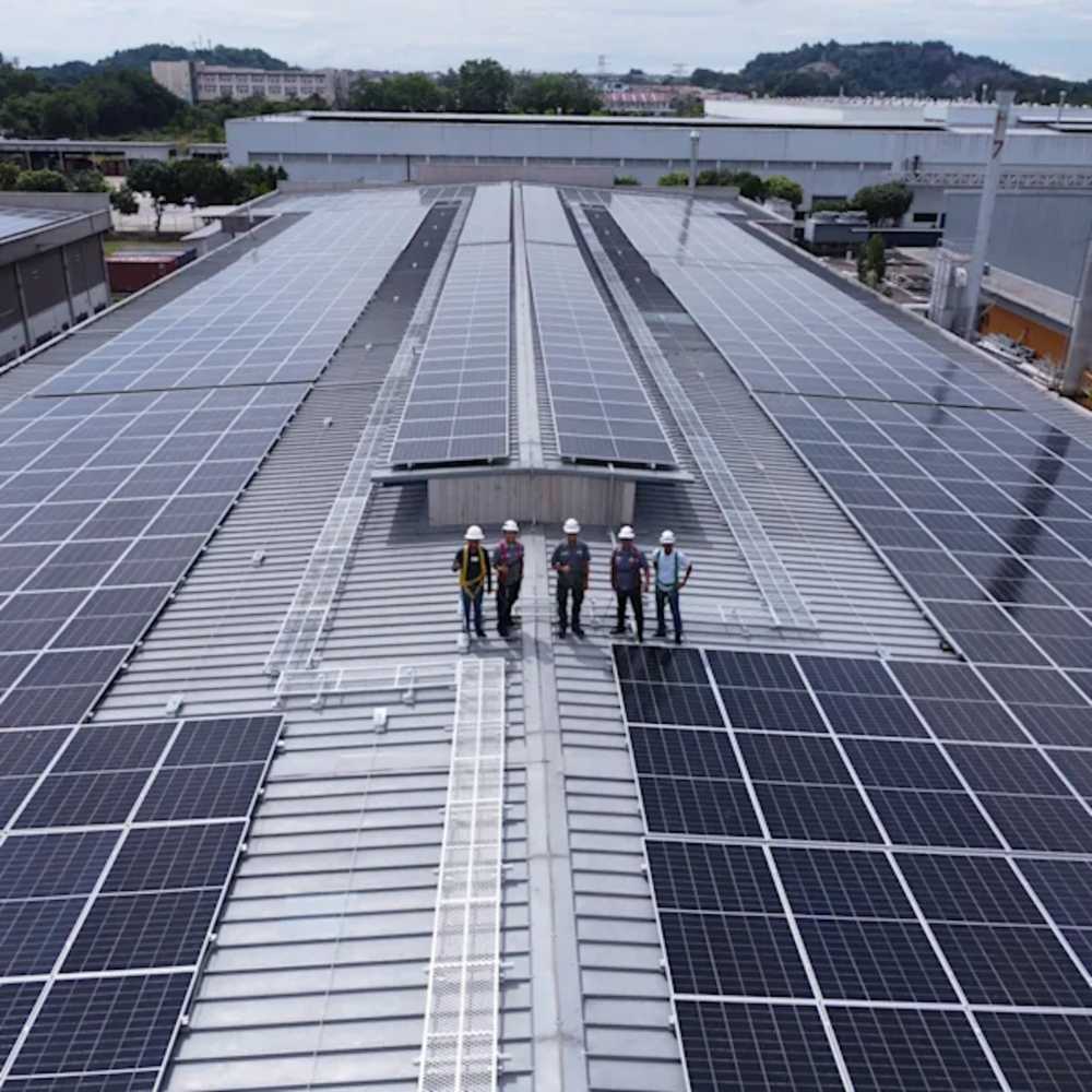 Zonnepanelen op het dak van een productielocatie van dormakaba Zonnepanelen op het dak van een productielocatie