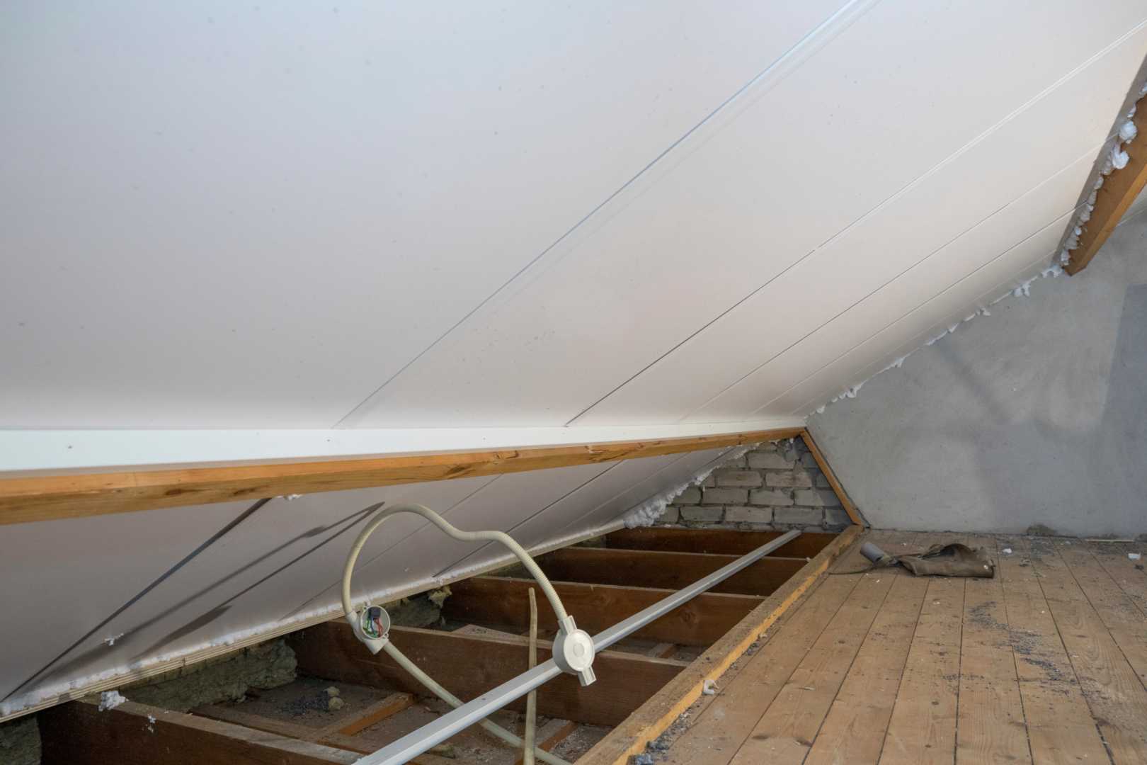 Unidek Reno Fast PIR wordt aangebracht dakisolatie wordt aangebracht