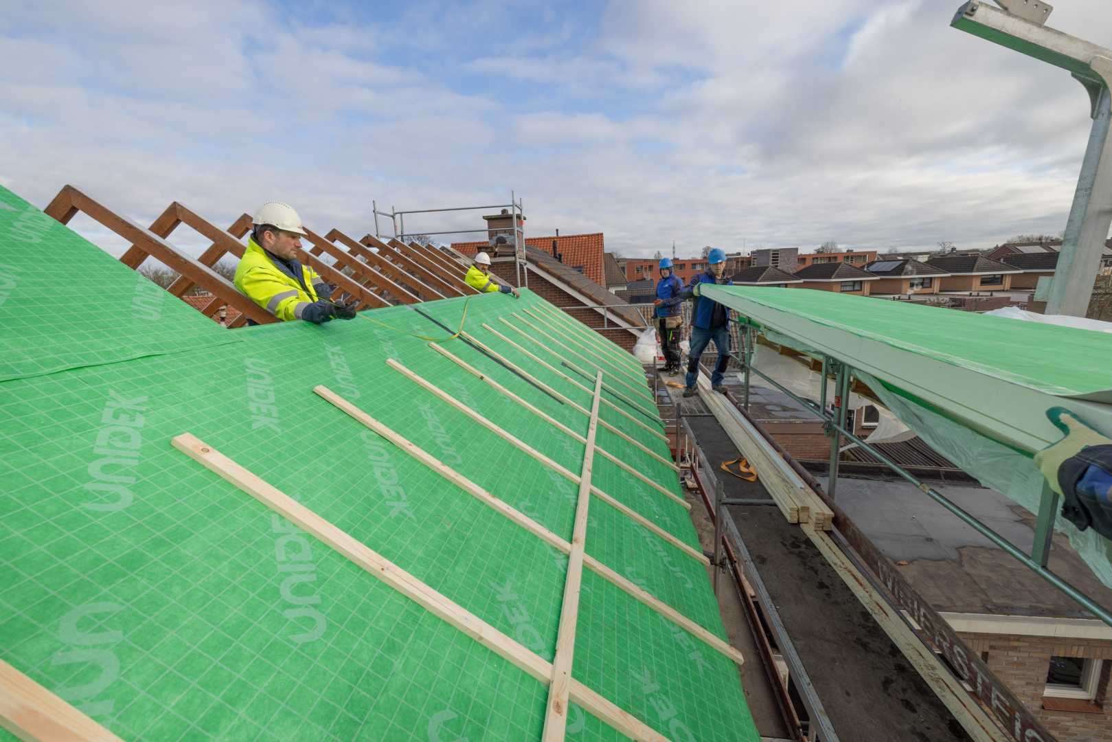 Dak met Unidek Sporen PIR Isolatiemateriaal wordt aangebracht op een dak