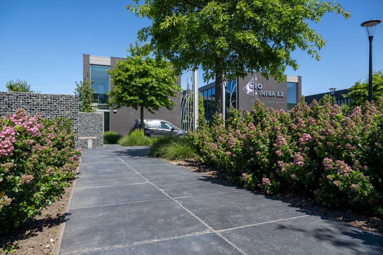 MBI Bedrijfstuin Oud-Gastel keramische tegels Geoceramica Grande Piazza Torino MBI Bedrijfstuin Oud-Gastel keramische tegels Geoceramica Grande Piazza Torino