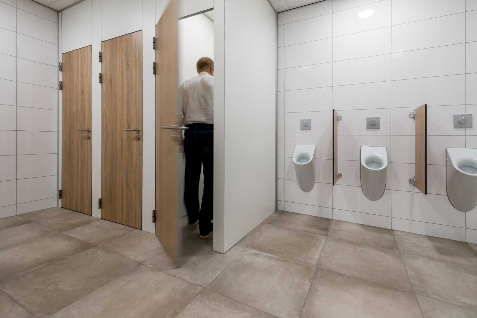 Project 247Tailorsteel Sanitaire wanden type Topline van vloer tot plafond sanitaire wanden