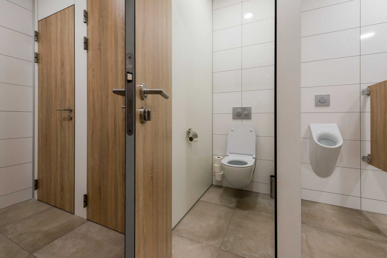 Project 247Tailorsteel Sanitaire wanden type Topline van vloer tot plafond sanitaire wanden