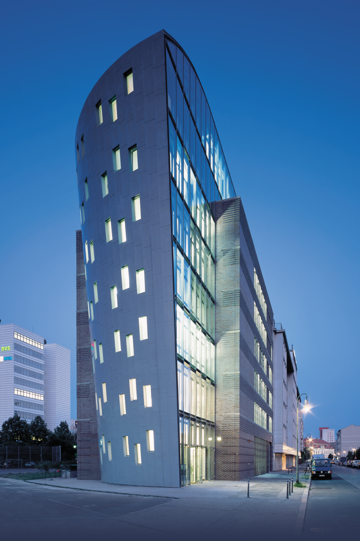 12.prePATINA ECO ZINC blue-grey, Haus der Presse, Berlijn Duitsland - Architect - Jo. Franzke -Lummel GmbH gebouw met blauw grijze gevel