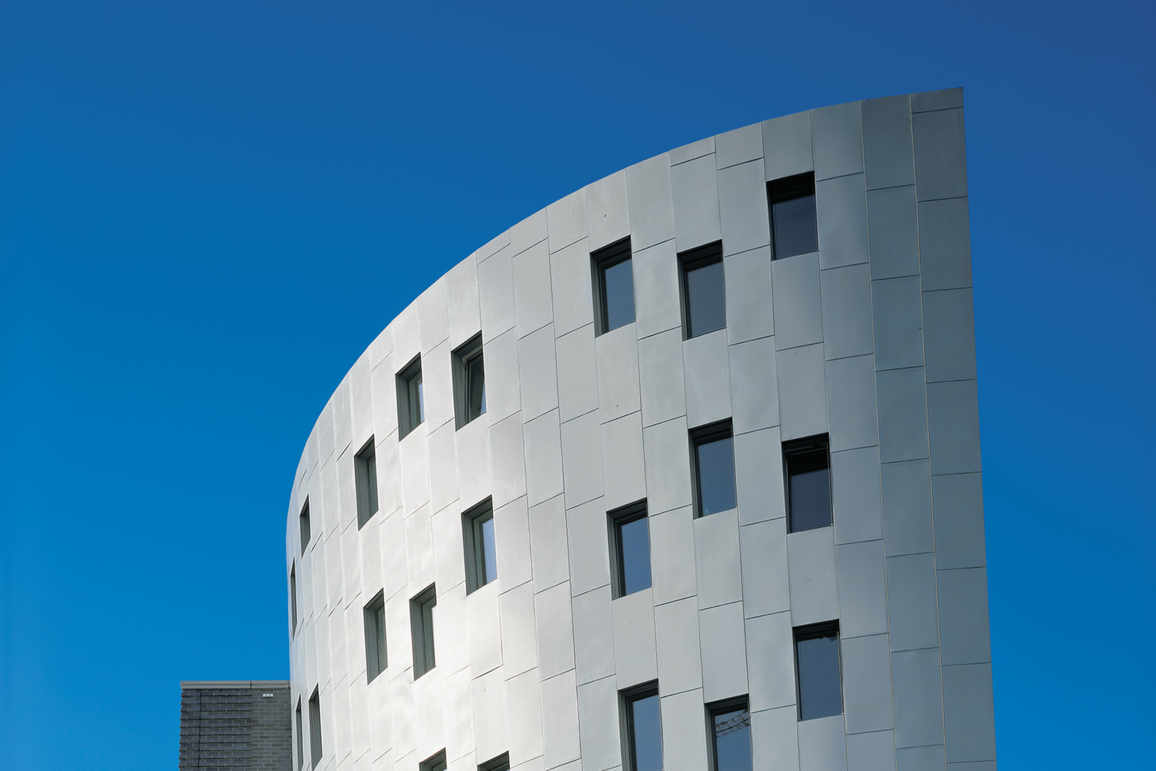 13.prePATINA ECO ZINC blue-grey, Haus der Presse, Berlijn, Duitsland- - Architect - Jo. Franzke -Lummel GmbH-detail gebouw met gevelbekleding