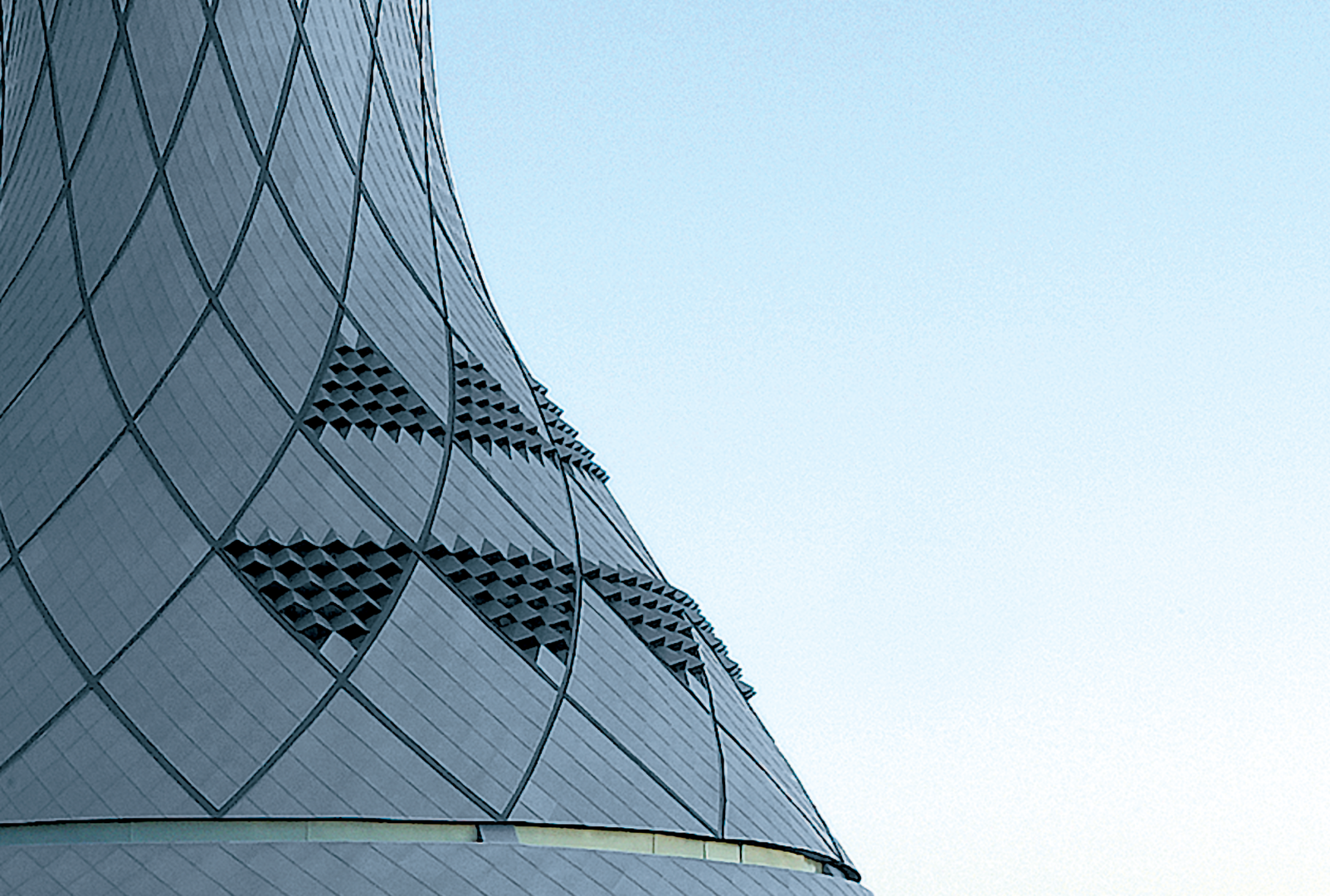 16.prePATINA ECO ZINC blue-grey, Edinburgh Control Tower, Scotland - Architect - 3DReid - Aannemer - Laing O'Rourke -detail gebogen gebouw met gevelbekleding