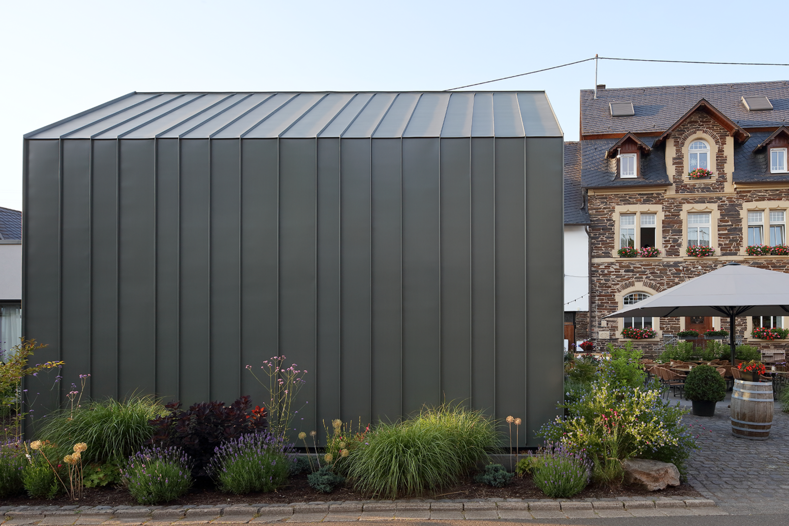 20.prePATINA ECO ZINC graphite-grey, Kiebel Wijn restaurant, Lösnich, Duitsland-Aannemer-Oster dach-detail gebouw met gevelbekleding