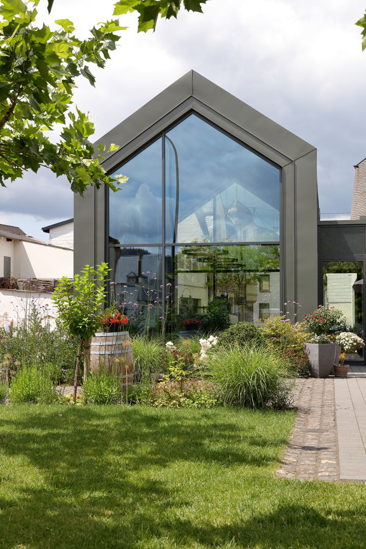 21.prePATINA ECO ZINC graphite-grey, Kiebel Wijn restaurant, Lösnich, Duitsland-Aannemer-Oster dach gevelbekleding